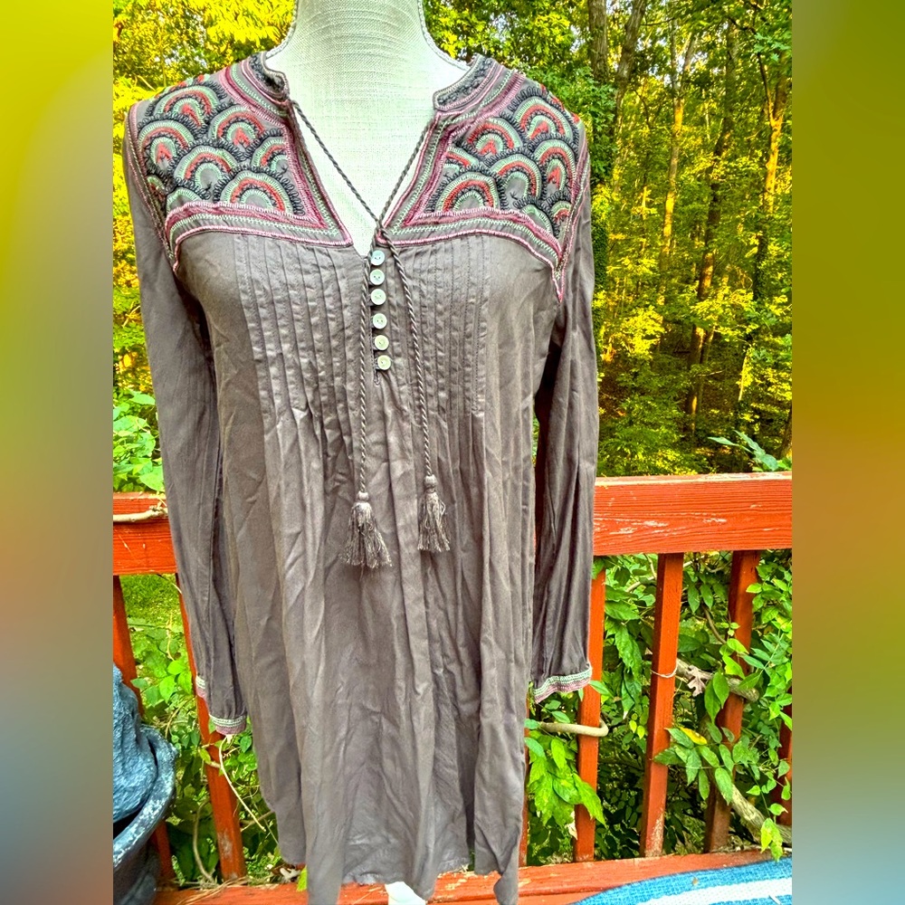 B Boutique Gray Boho Blouse. Size L -Perfect short dress or with leggings.